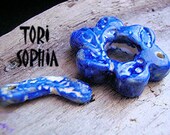 Toggle  - Ceramic - Bright Blue with White - Flower - Art Beads T06