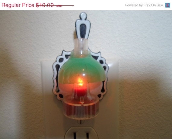 SPRING SALE Vintage G E 1971 green shade lamp night light