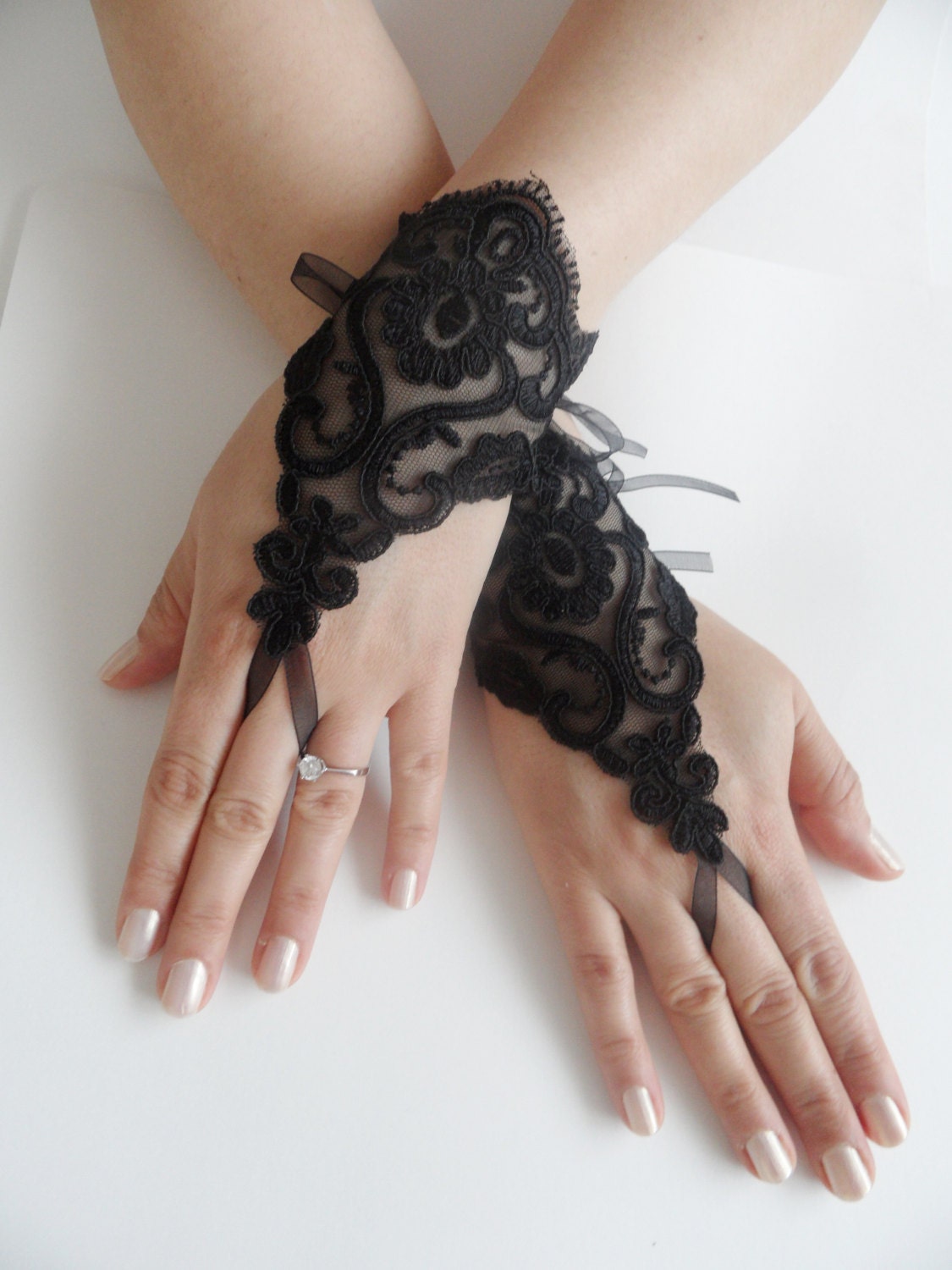 FREE SHIP---Wedding Gloves, Black lace gloves, Fingerless Gloves, bride, bridal gloves, Steampunk, gothic gloves, Victorian gloves