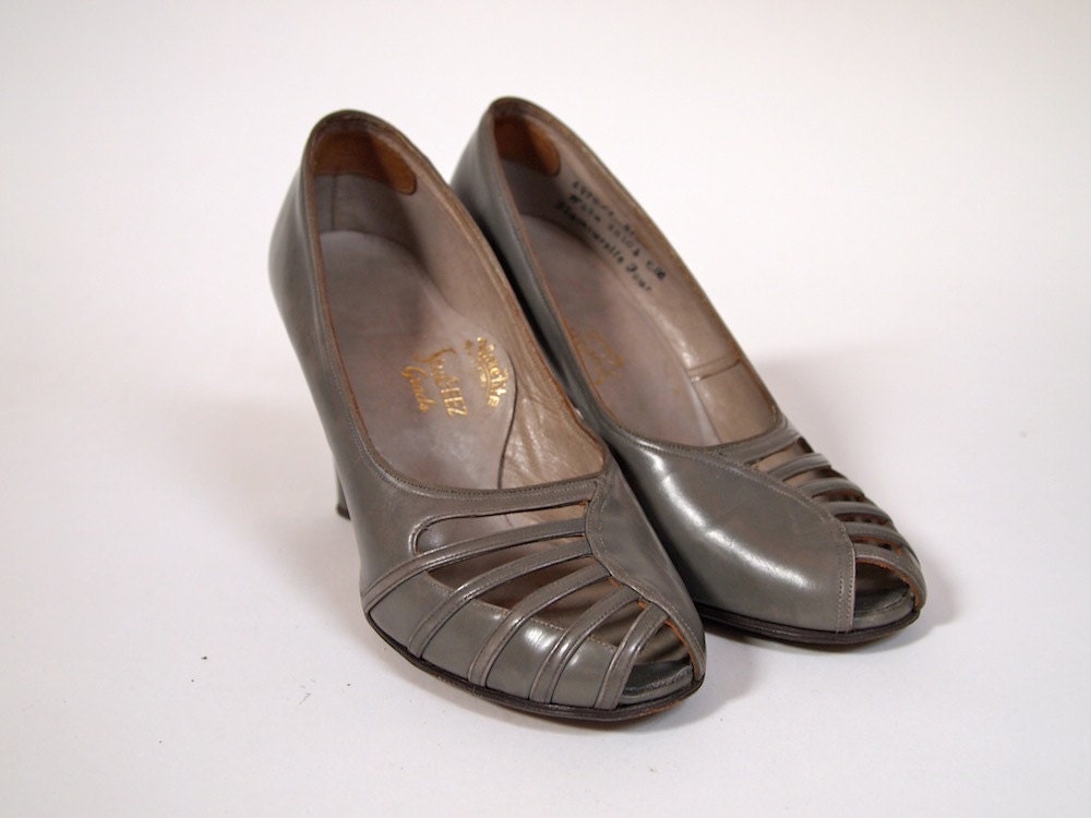 Vintage 1950s grey gray leather high heeled peep toe pumps with cut out detail on toe