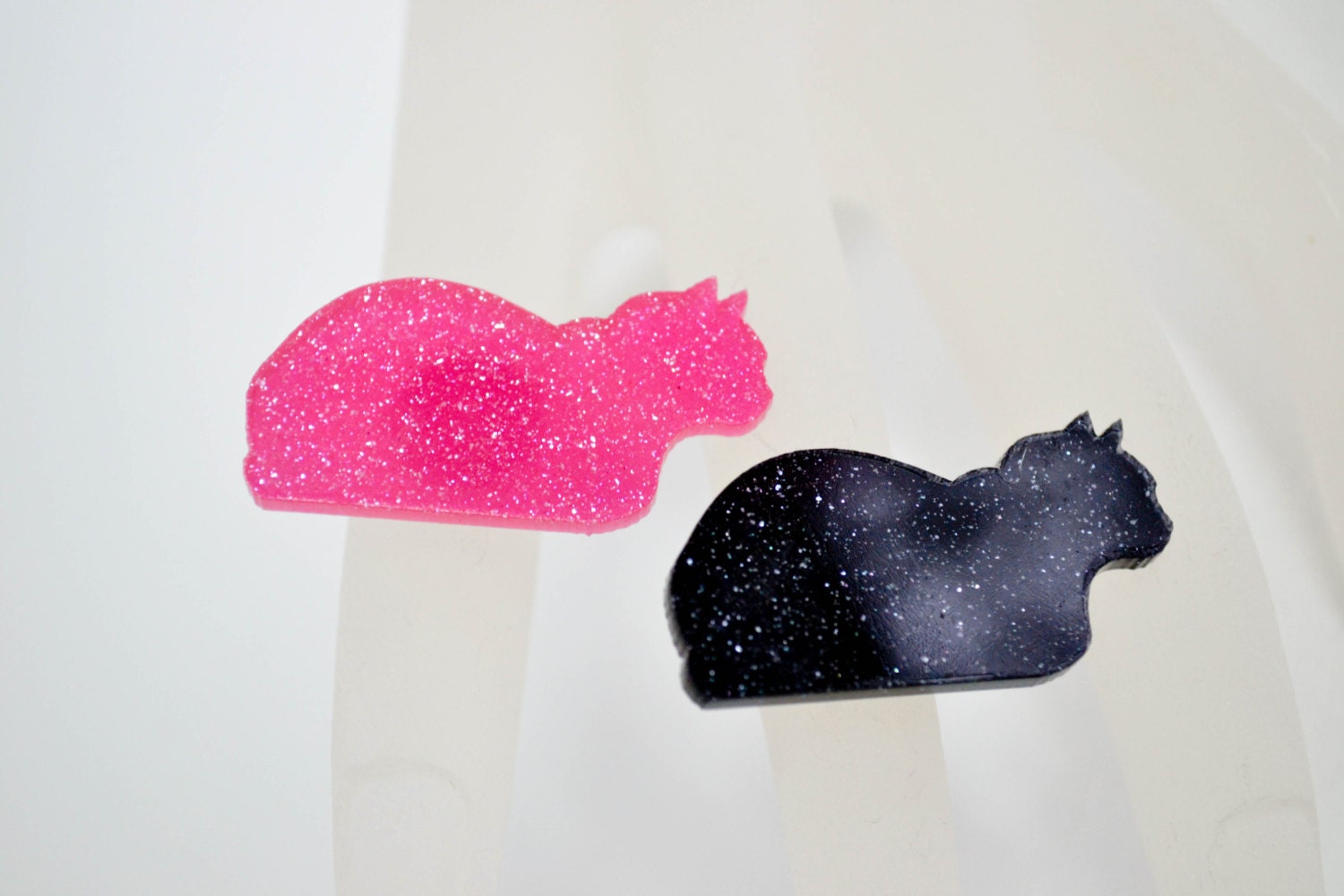 Cute pink or black acrylic cat ring
