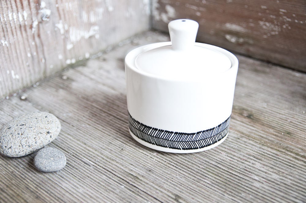 Hand-painted vintage sugar bowl "somewhat angular", black and white