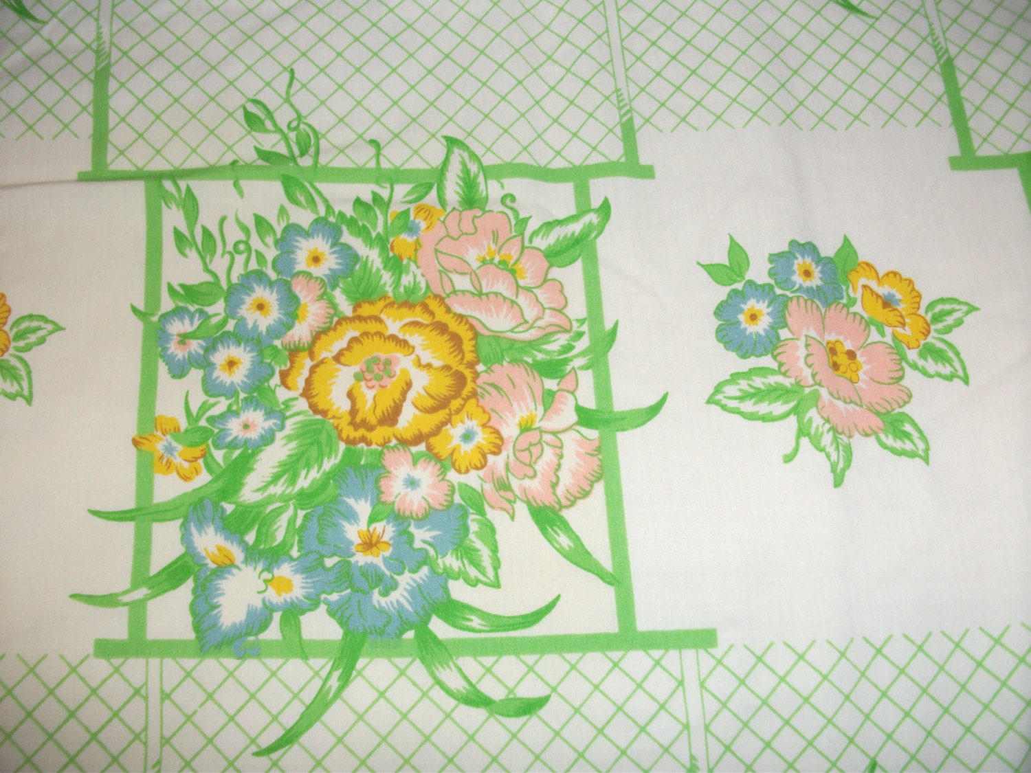 Floral with Green Latice design Twin Size Fitted Bed Sheet.  70s Cannon
