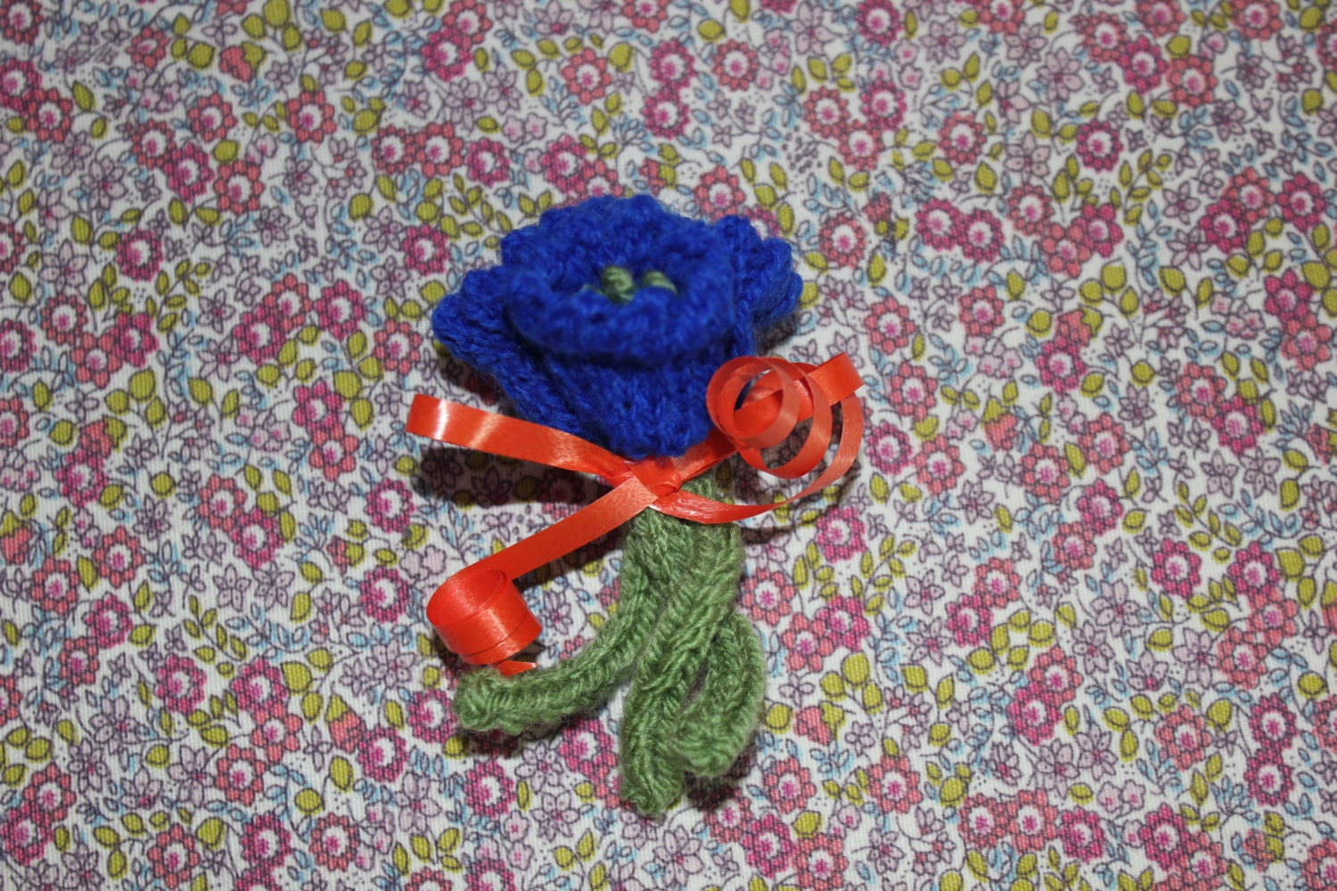 Knitted 3 Flower bluebell brooch pin corsage royal blue