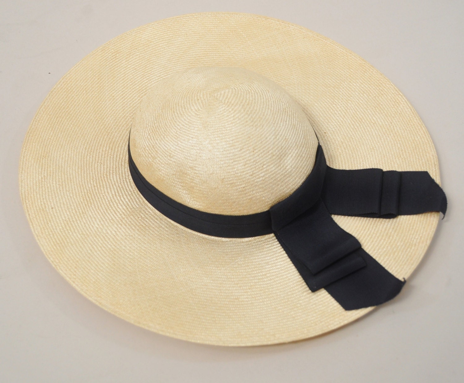 vintage 30s 40s WWII era straw raffia oval wide brim sun hat with black grosgrain ribbon and bow
