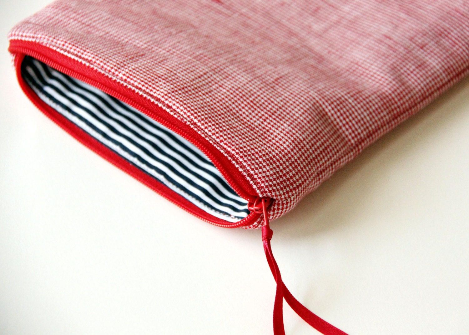 iPad Mini Case / Kobo Fabric Cover / Nexus 7 Pouch /7 inch tablet Cover / Kindle Case / Nook sleeve/ Netbook Laptop 7/ Houndstooth Red Linen