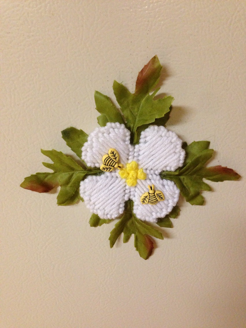 Flower magnets with bees 