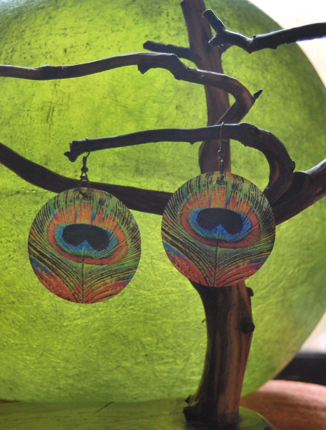round earrings - peacock feather - handmade - shell - modern style - retro - romantic - colorful - Resin Jewelry