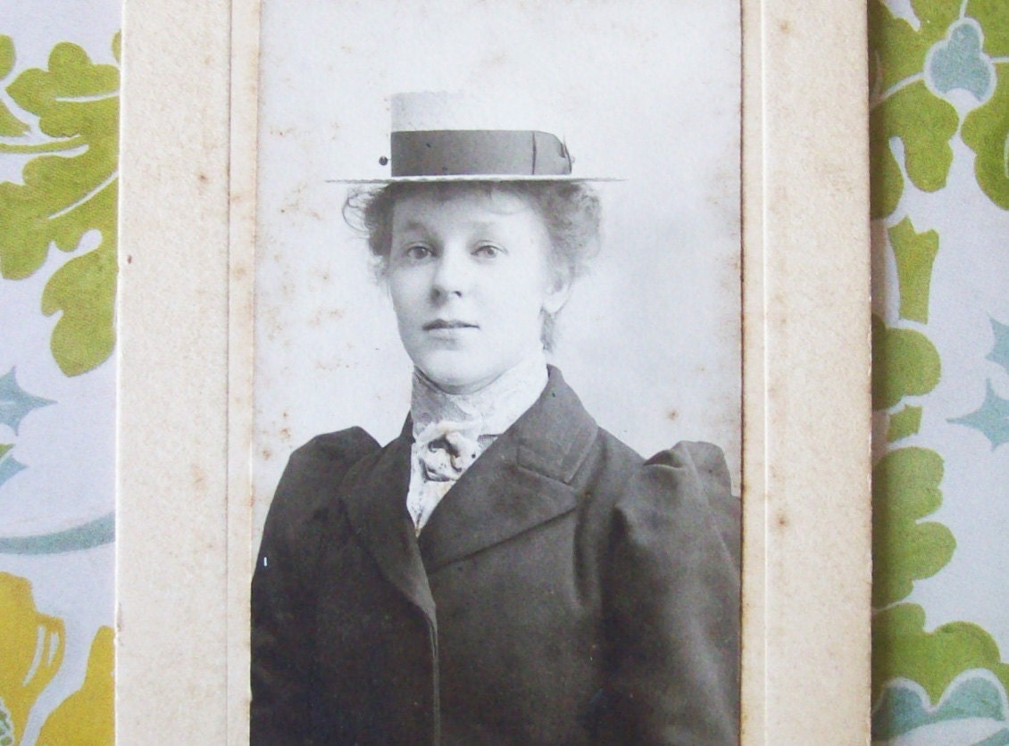 Victorian Woman Hat photo studio portrait Cabinet Woman Old Victorian Antique CDV carte de visite Collectibles