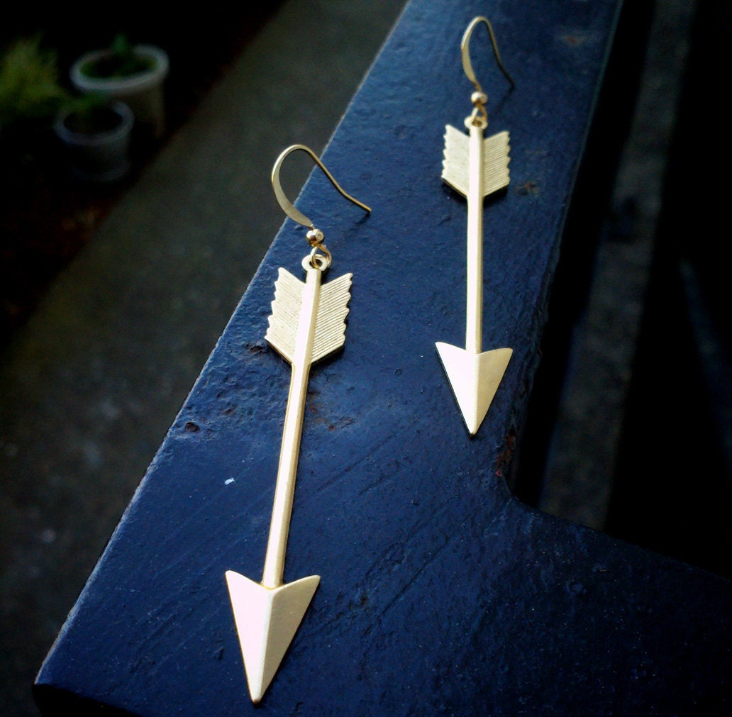 Sister of Artemis - White gold plated Arrow earrings - delightfully simple