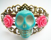Day of the Dead Bracelet, Dia de Los Muertos Skull Cuff Bracelet, Turquoise Skull with Coral Pink Flowers, Antiqued Brass Filigree - Daya
