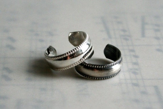 Wide Embossed Sterling Silver Toe Ring in Polished Sterling or ... Wide Embossed Sterling Silver Toe Ring in Polished Sterling or ...