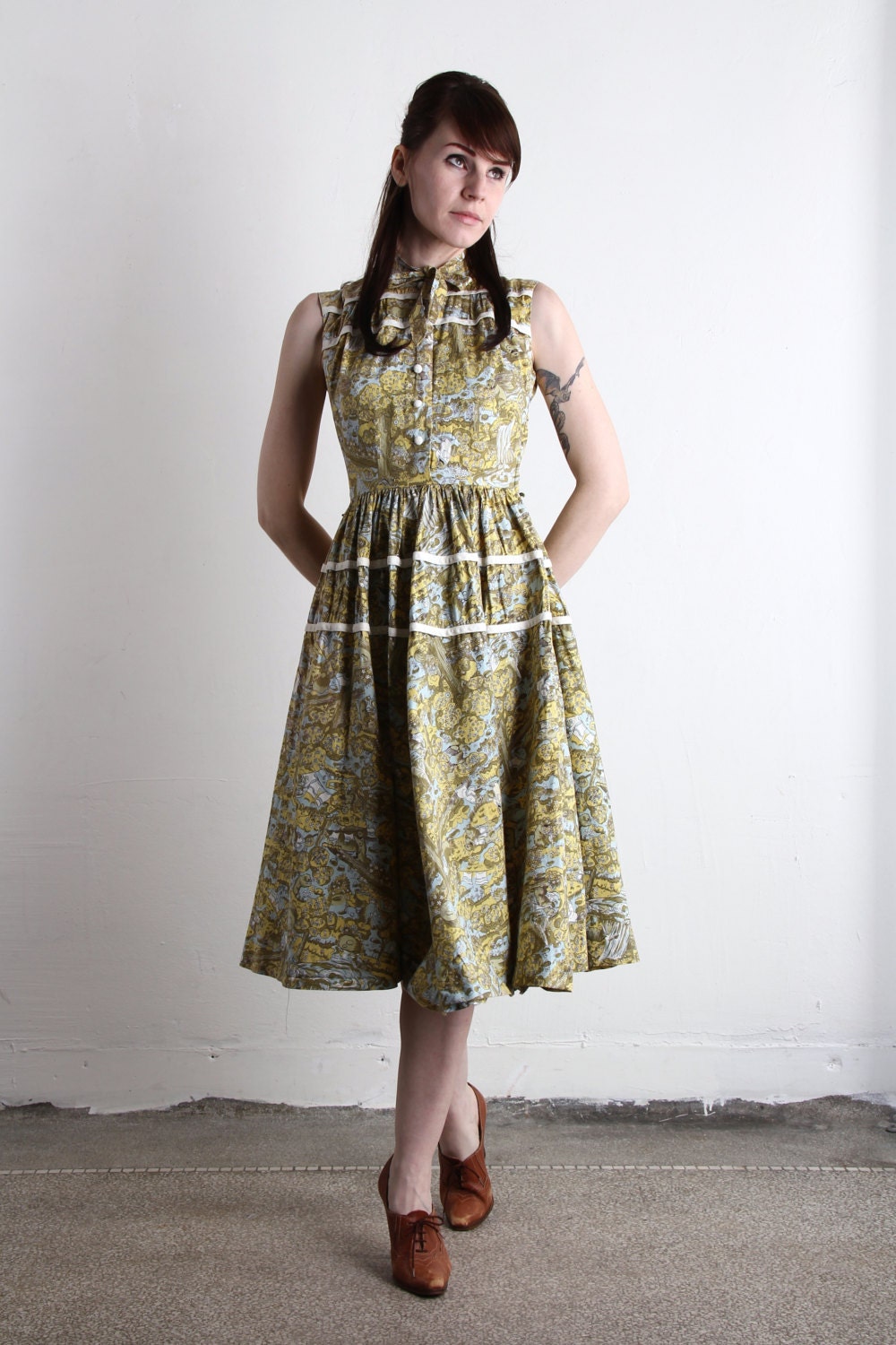 UNIQUE PRINT Vintage Dress . Novelty Print . 1950s Cotton Gown