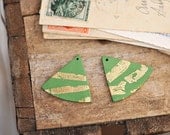 2 Green wood triangles - Gold leaf