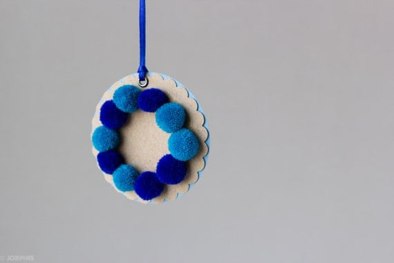 Pom Pom gift tag - Shades of blue