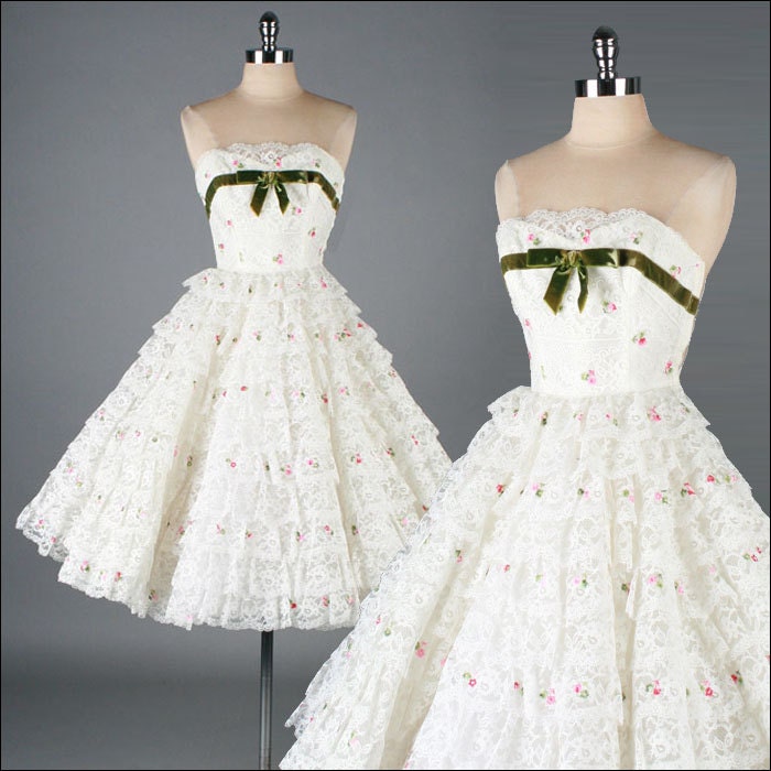 Vintage 1950s Dress . White Lace . Embroidered Flowers . 1876