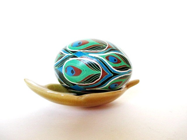 chicken egg Peacock Feather design, Pysanka batik decorated egg, chicken egg pysanka, Ukrainian Easter egg