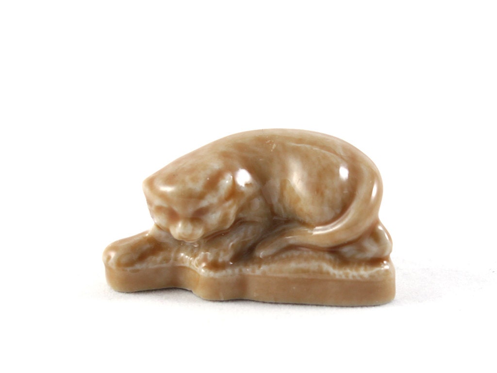 Wade Whimsies - cat stalking - Miniature Figurine 00