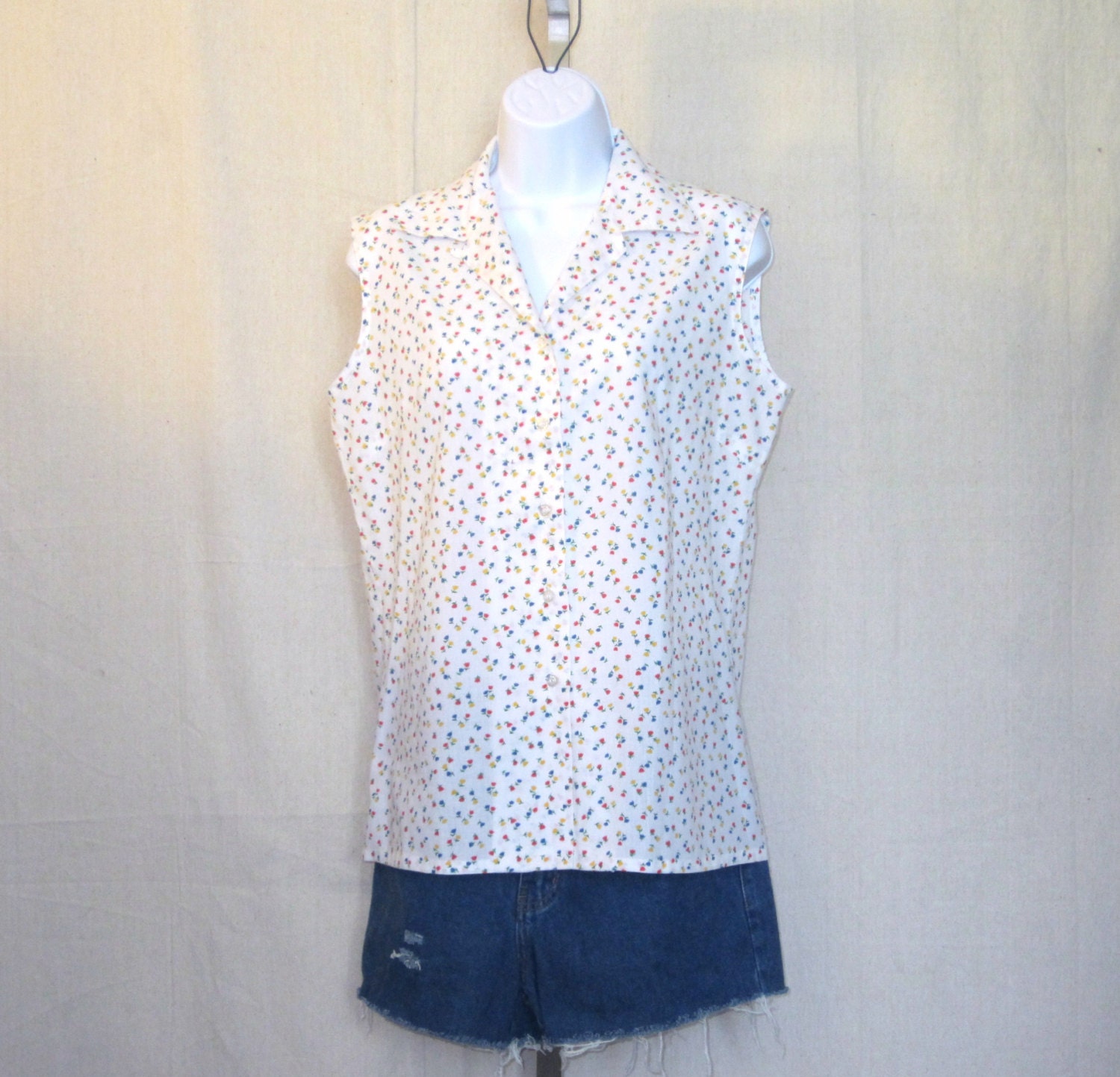 Vintage 70s SLEEVELESS BEACH FLOWERS Button Up Shirt Lightweight Cute Stylish Women Medium Large Collared Blouse Top