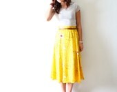Vintage yellow skirt: floral summer style