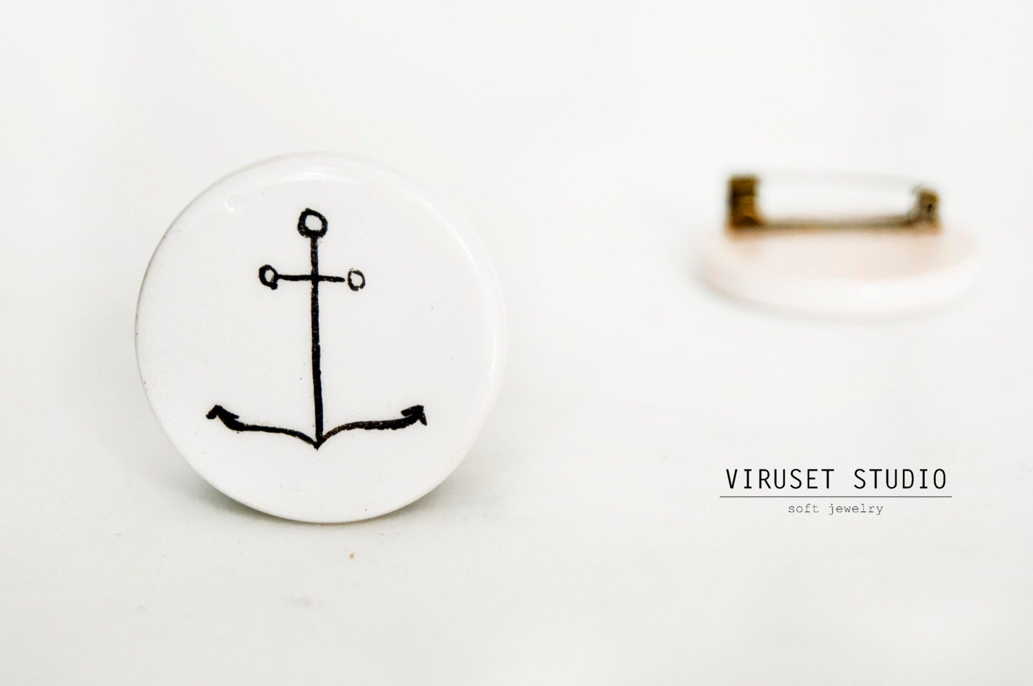 Circle ceramic brooch with anchor, geometric jewelry, brooches, ceramic jewelry, scandinavian design, viruset, round brooch, pin