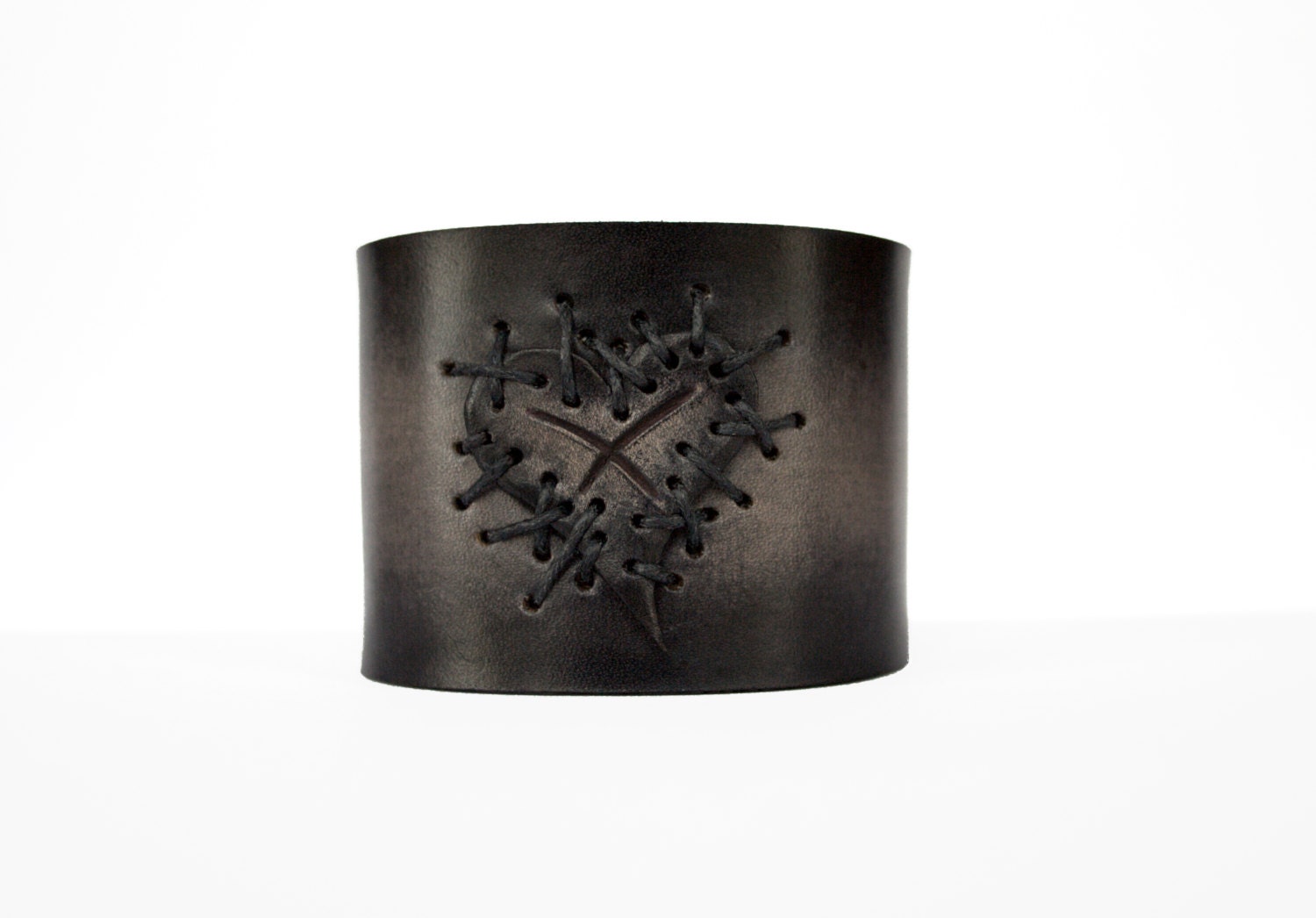 Ladies leather cuff 'Love Hurts'