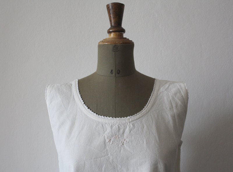 M // 1900s French White cotton blouse // Embroidered initial //