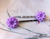 hannah. a pair of purple flower resin bobby pins -silver.