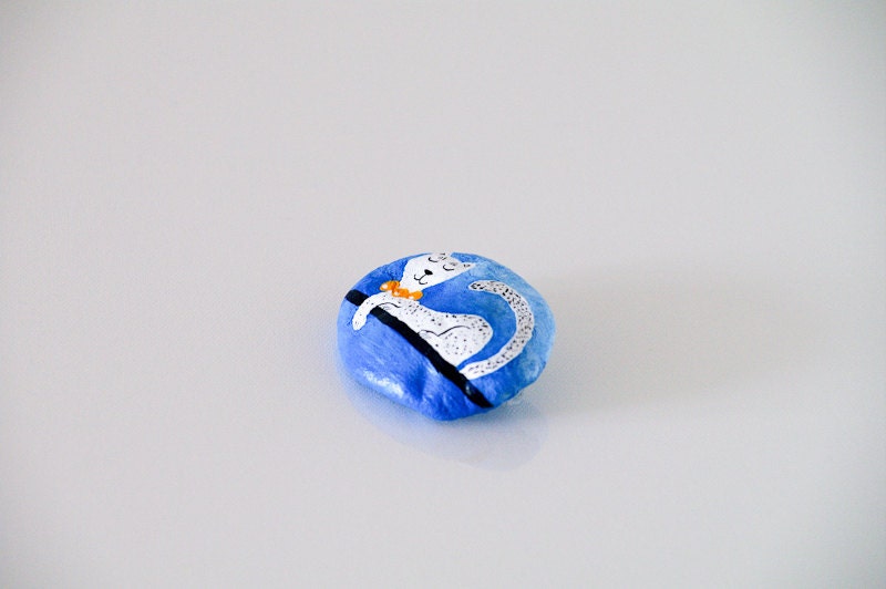 White cat brooch - Unique Handmade Jewelry - Blue Night - Sleeping kitty painting art - Animal brooch - Woman accessories