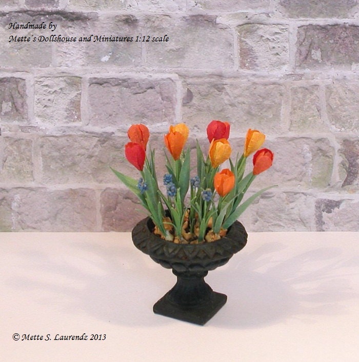Dollhouse flowers - Tulips and blue Grape Hyacinths in black garden urn - 1:12 Scale Miniature (GF51)