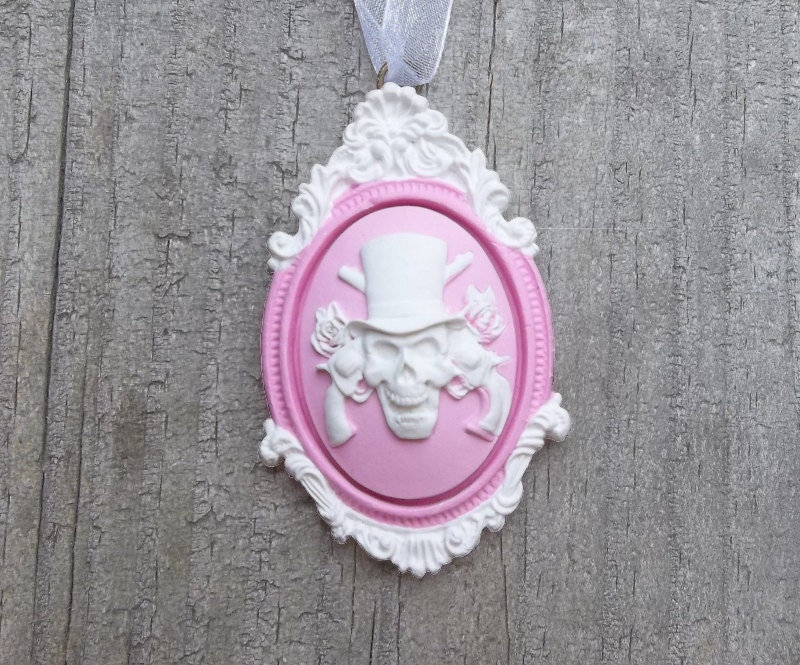 Smithfits Skull & Guns Cameo in Trimmed Picture Frame Cameo Necklace, Classic Cameo in White and Pink with Pink and White Frame Pendant
