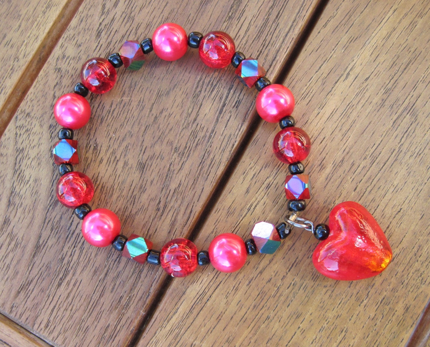 Bracelet in shades of Red Glass Pearls, Crackle, and Geometric-Shaped Iridescent Glass Beads with Heart Dangle, Black, Stretchy