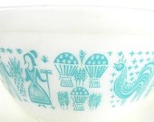 Two vintage nesting Pyrex bowls in aqua