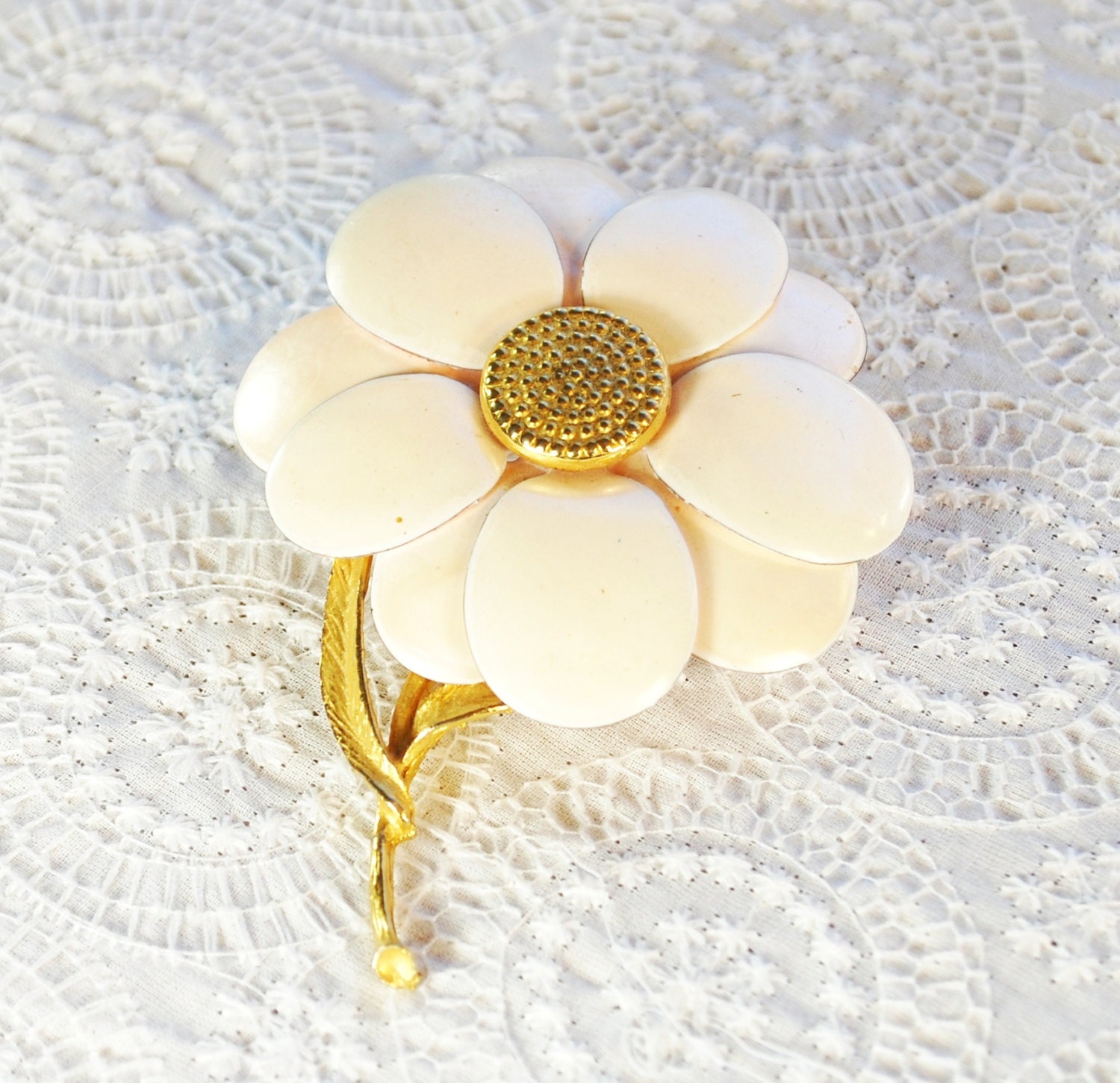 Vintage BIG Flower Power Brooch / Pin, Cream Enamel Daisy, Gold Tone, 1960s 1970s Hippie, Spring Summer Floral Nature Jewelry