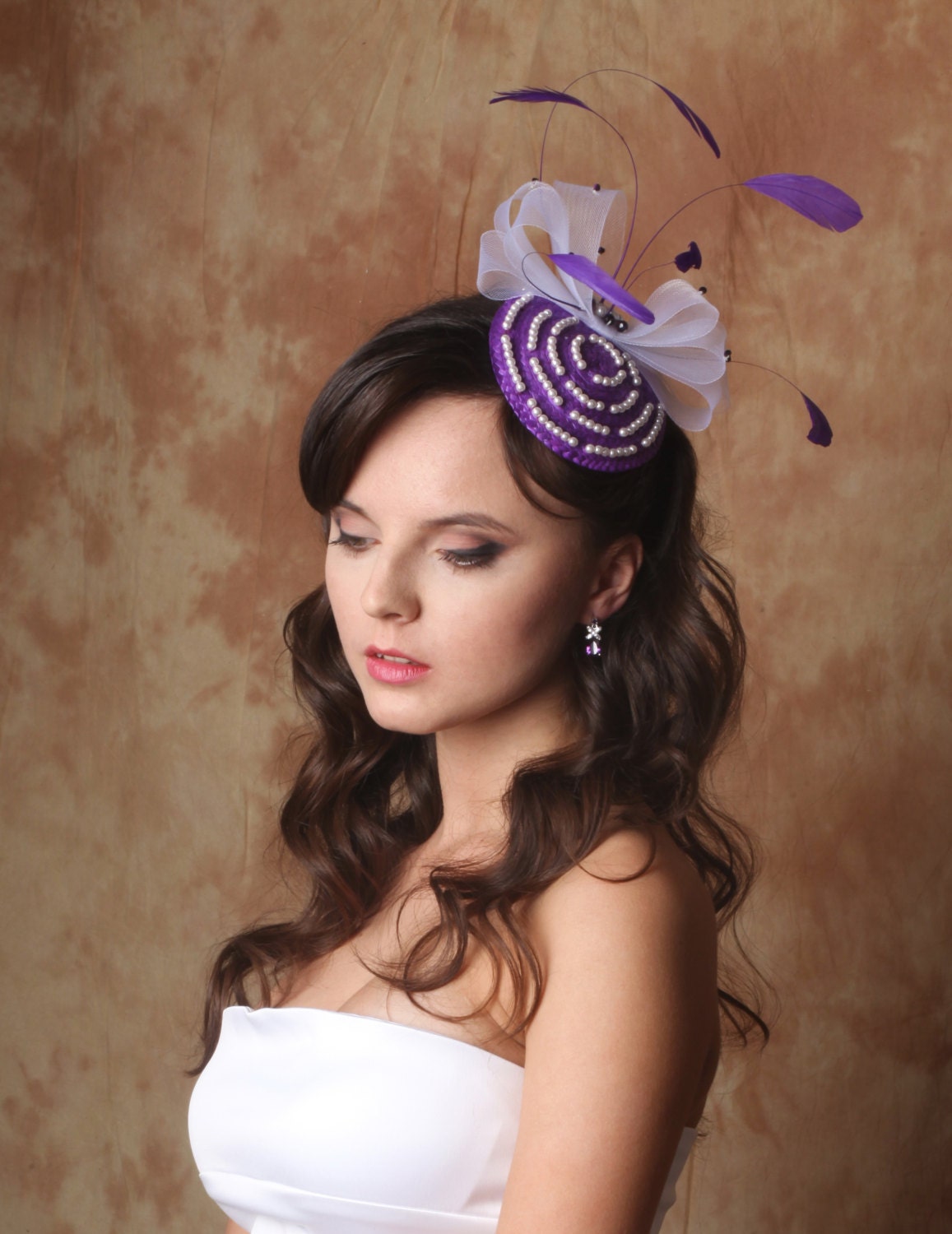 Round hat sinamay with feathers and pearls A 19