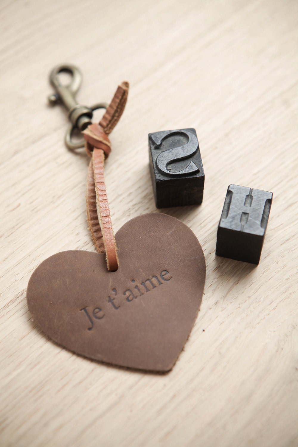 Heart keychain, brown leather heart shaped with the words I LOVE YOU in french - Je t'aime, gift for her, bag decoration accessory, charm