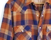 soft mens work shirt / vintage plaid flannel shirt / pearly snaps / brown navy blue