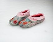 Women house shoes, felted slippers with flowers RED POPPY