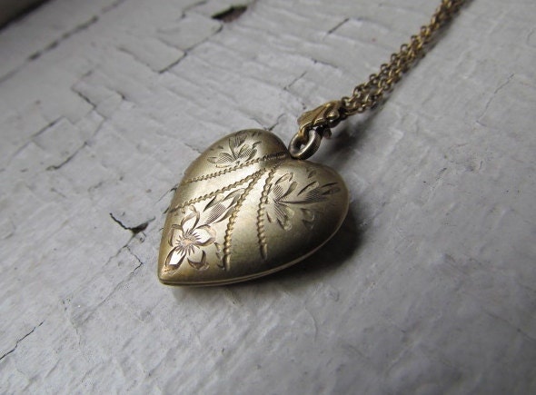 Vintage Locket / Vintage Sweetheart Locket c.1940s