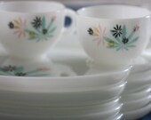 Atomic Milk Glass Patio Snack Set 15 Pieces Excellent Conditon, in Original Box