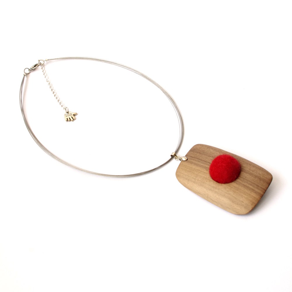 Chunky Wooden Pendant Necklace - Passion for Red - Exotic Wood Jewelry - DecoMundo