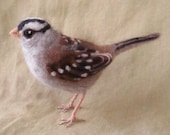 Needle felted bird, white crowned sparrow - Ainigmati