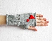 Grey Valentine's day heart mittens, Heart Gloves, Fingerless Grey Gloves with Red Felt Heart, Heart Fingerless Mittens - MarryGKnitCrochet