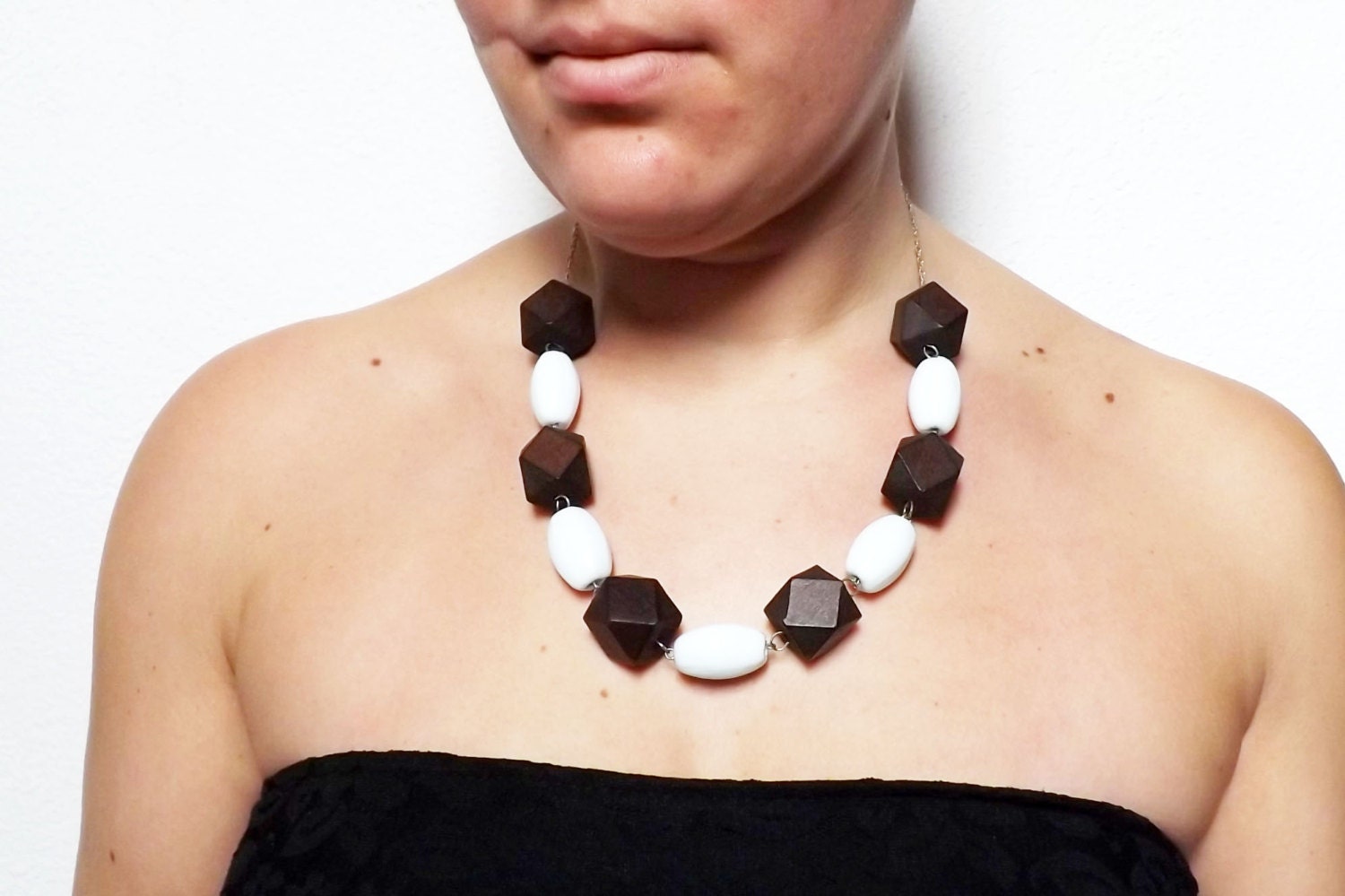 tribal necklace wood glass white - lampwork beads
