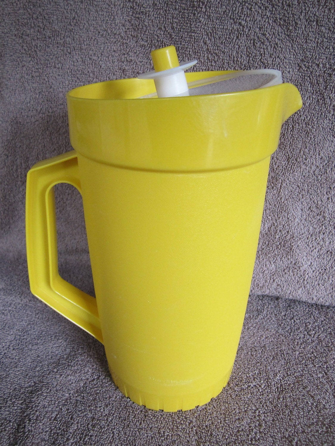 VINTAGE TUPPERWARE 800 yellow pitcher with by AltmodischVintage