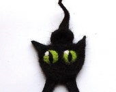 Felted cat brooch, needle felted wool cat, black with green eyes - DeKleineKunstenaar