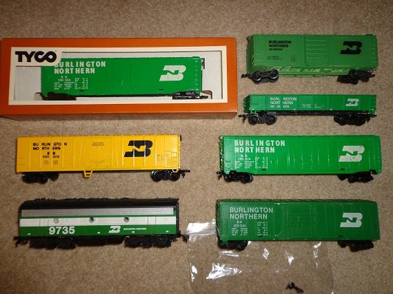 Burlington Northern, BN, ho scale train cars, and dummy b unit loco