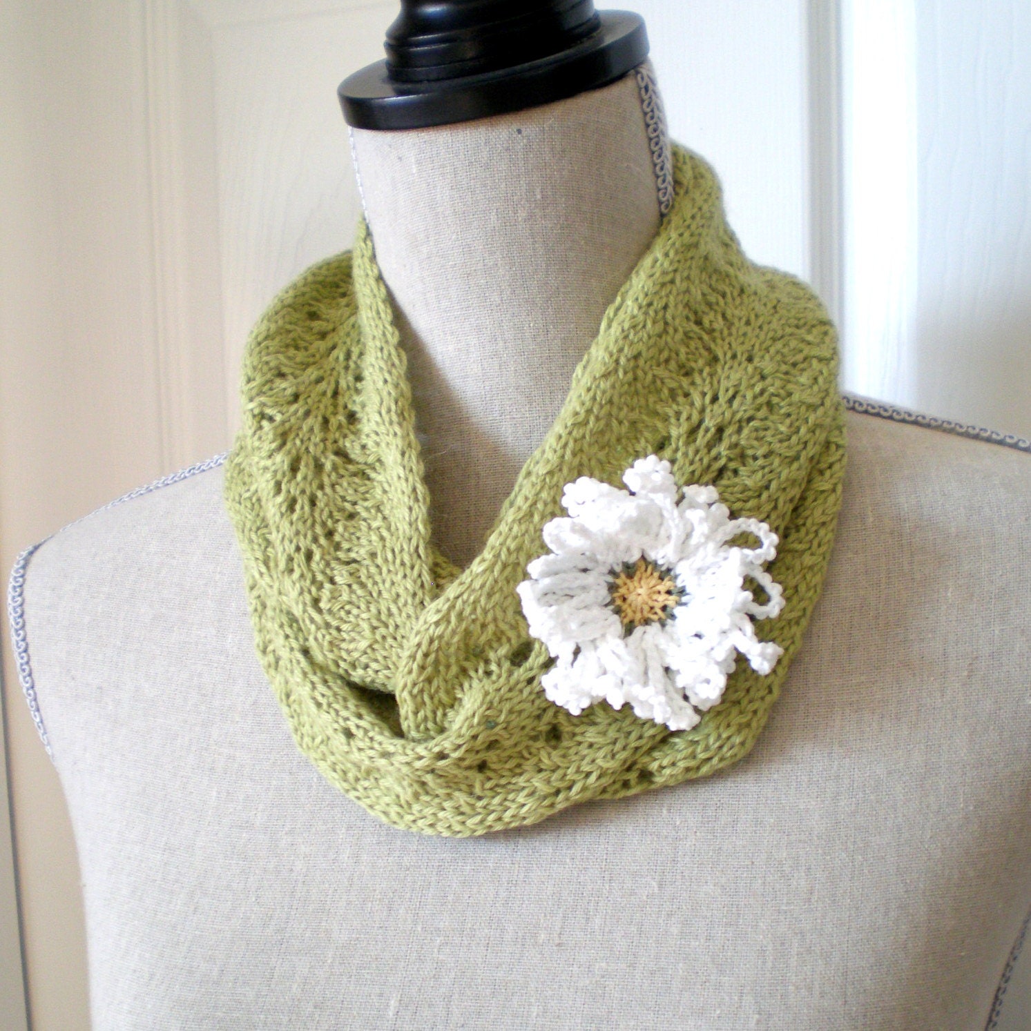 Hand Knit Flower - Gerber Daisy Brooch/Pin or Hair Clip - ohmay