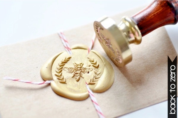 Bee Wreath Gold Plated Wax Seal Stamp x 1 - BacktoZero
