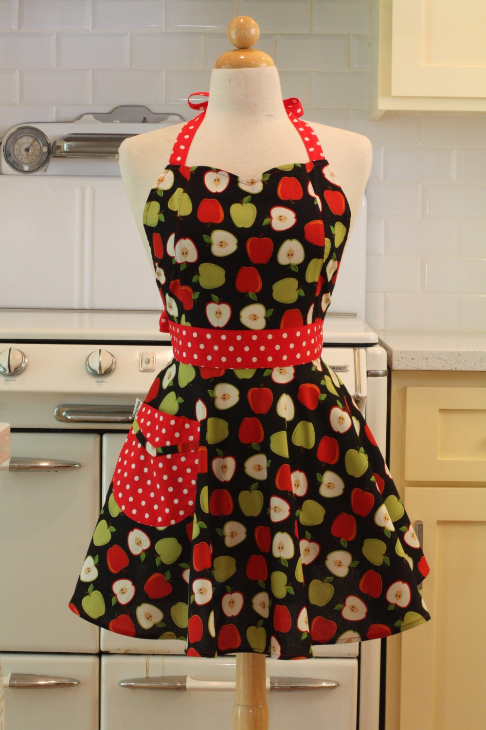 Retro Full Apron Sweetheart Neckline Apples on Black BELLA